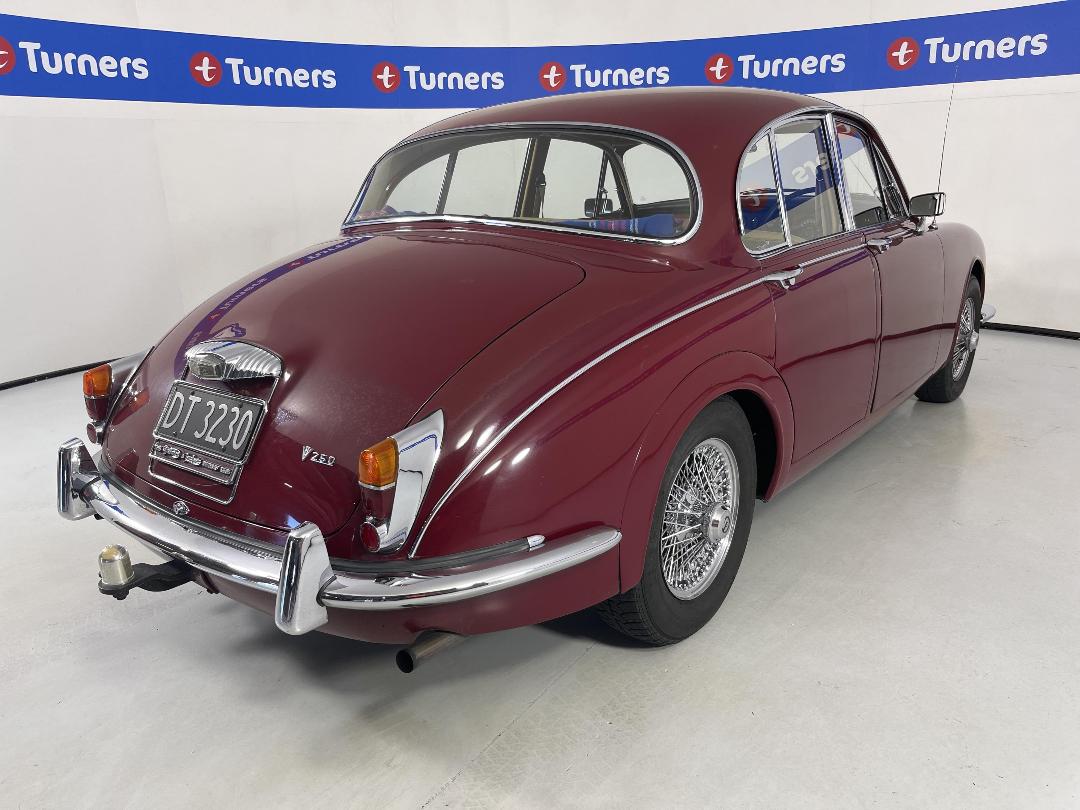 Photo '7' of Daimler V8 250