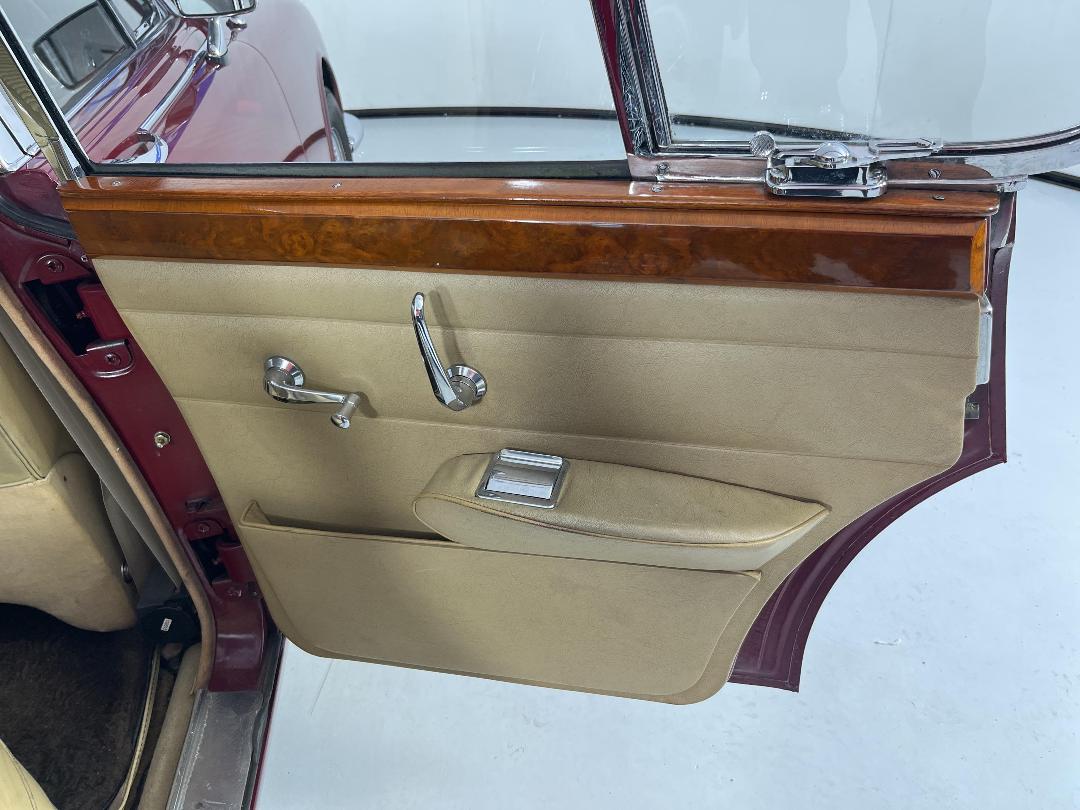 Photo '19' of Daimler V8 250