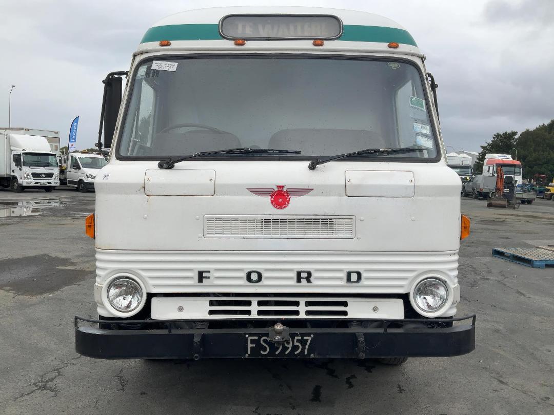 Photo '8' of Ford D300 Motorhome