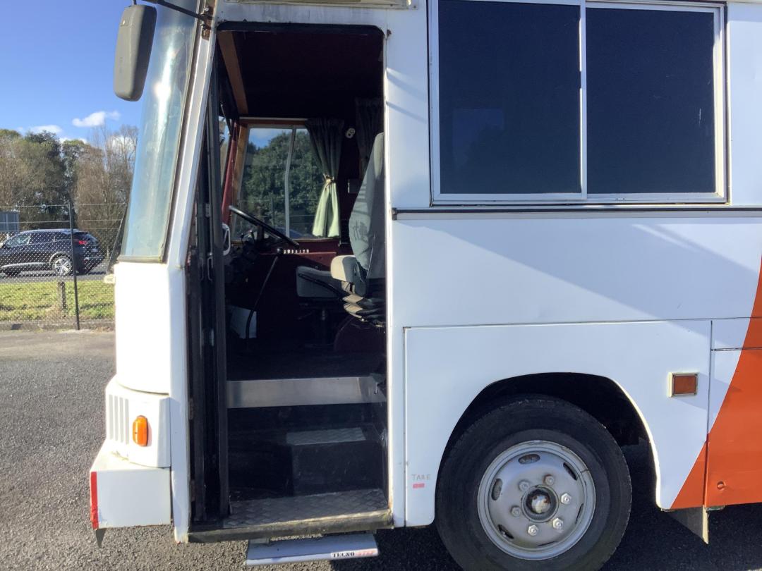 Photo '10' of Nissan Diesel Bus Photo '10' of Nissan Diesel Bus