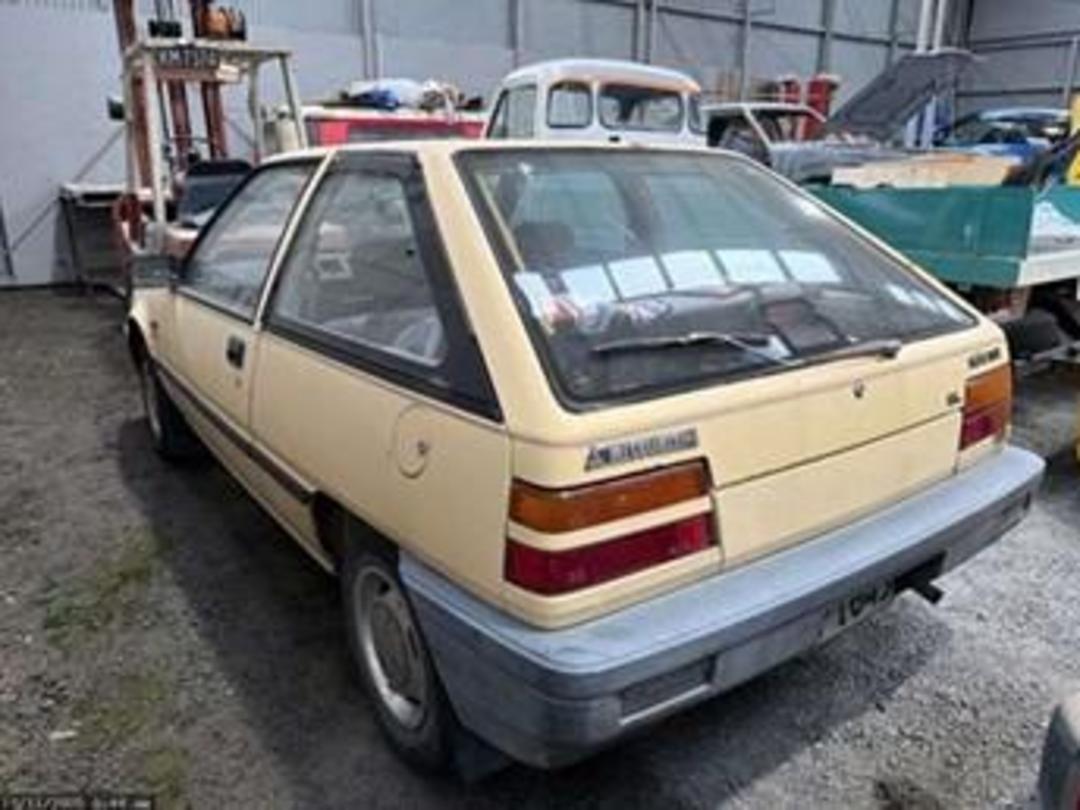 Photo '7' of Mitsubishi Mirage GL