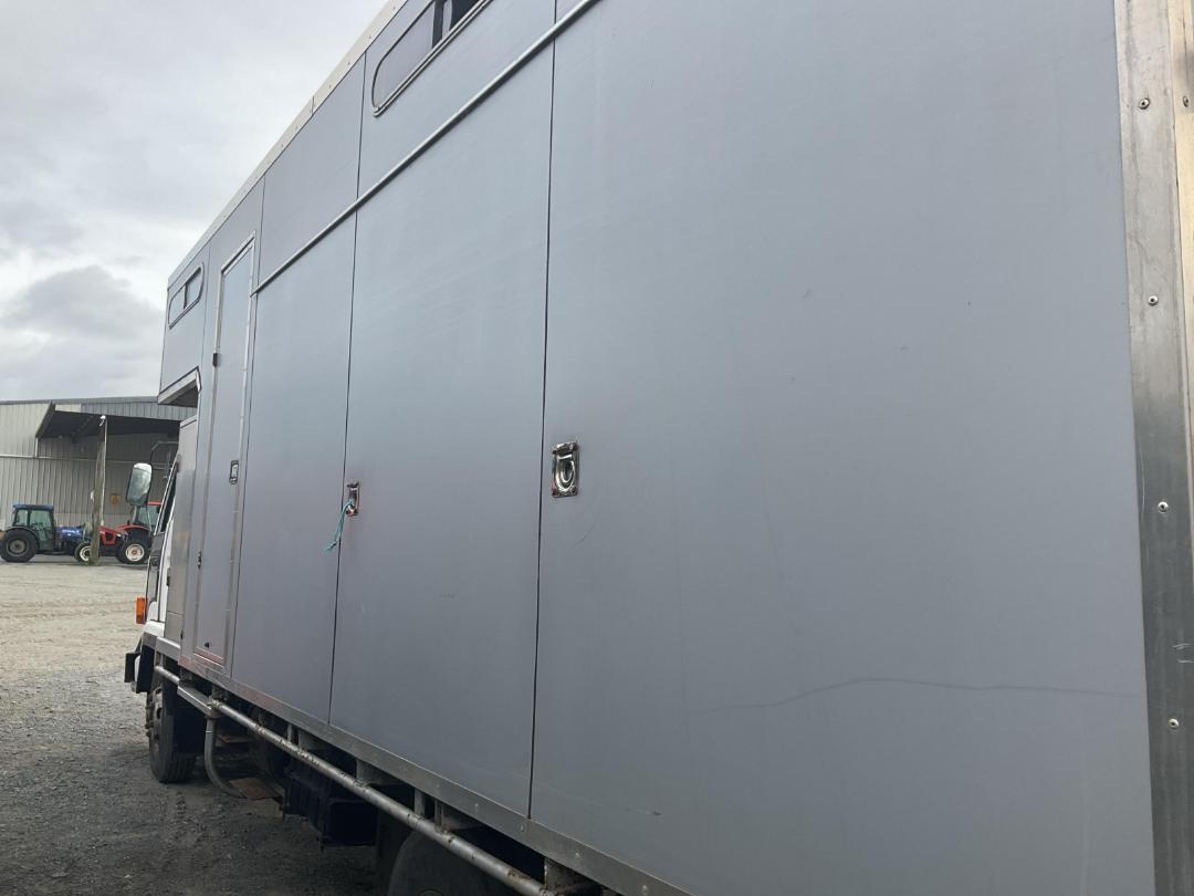 Photo '10' of Isuzu Forward Horse Truck Photo '10' of Isuzu Forward Horse Truck
