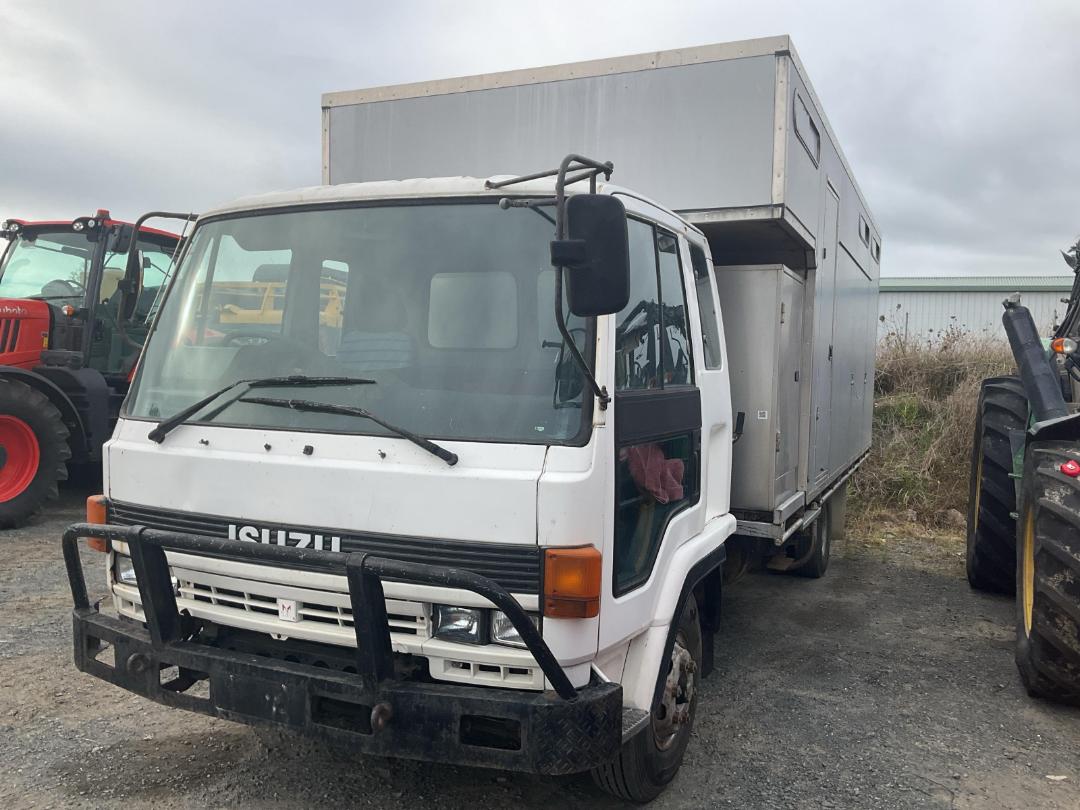 Photo '4' of Isuzu Forward Horse Truck Photo '4' of Isuzu Forward Horse Truck