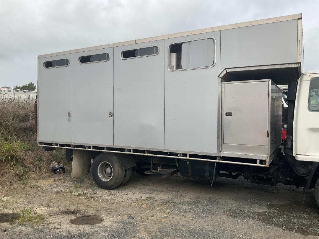 Photo '3' of Isuzu Forward Horse Truck Photo '3' of Isuzu Forward Horse Truck