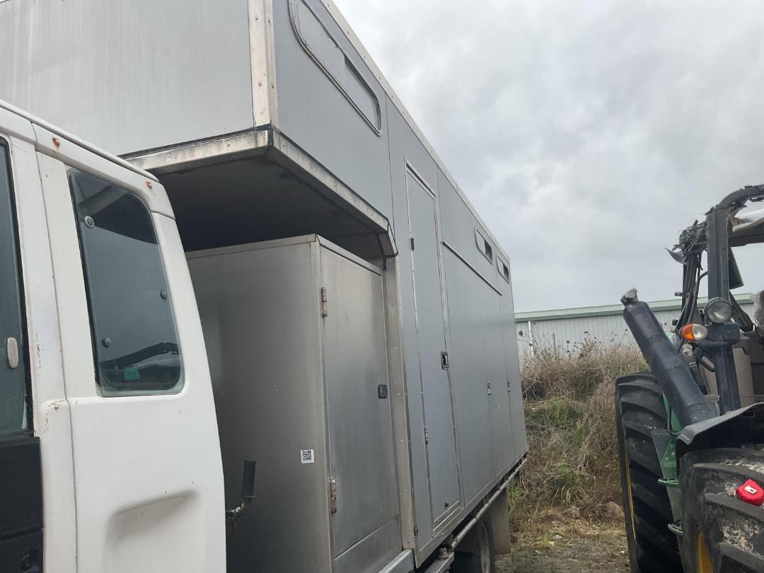 Photo '30' of Isuzu Forward Horse Truck Photo '30' of Isuzu Forward Horse Truck