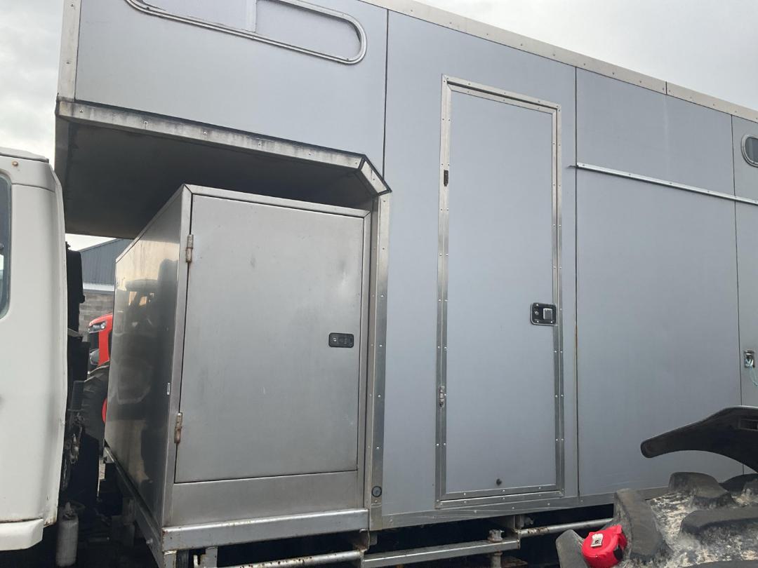 Photo '11' of Isuzu Forward Horse Truck Photo '11' of Isuzu Forward Horse Truck