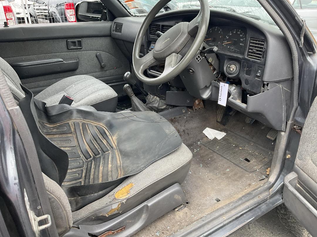 Photo '13' of Toyota Hilux Surf SR Photo '13' of Toyota Hilux Surf SR