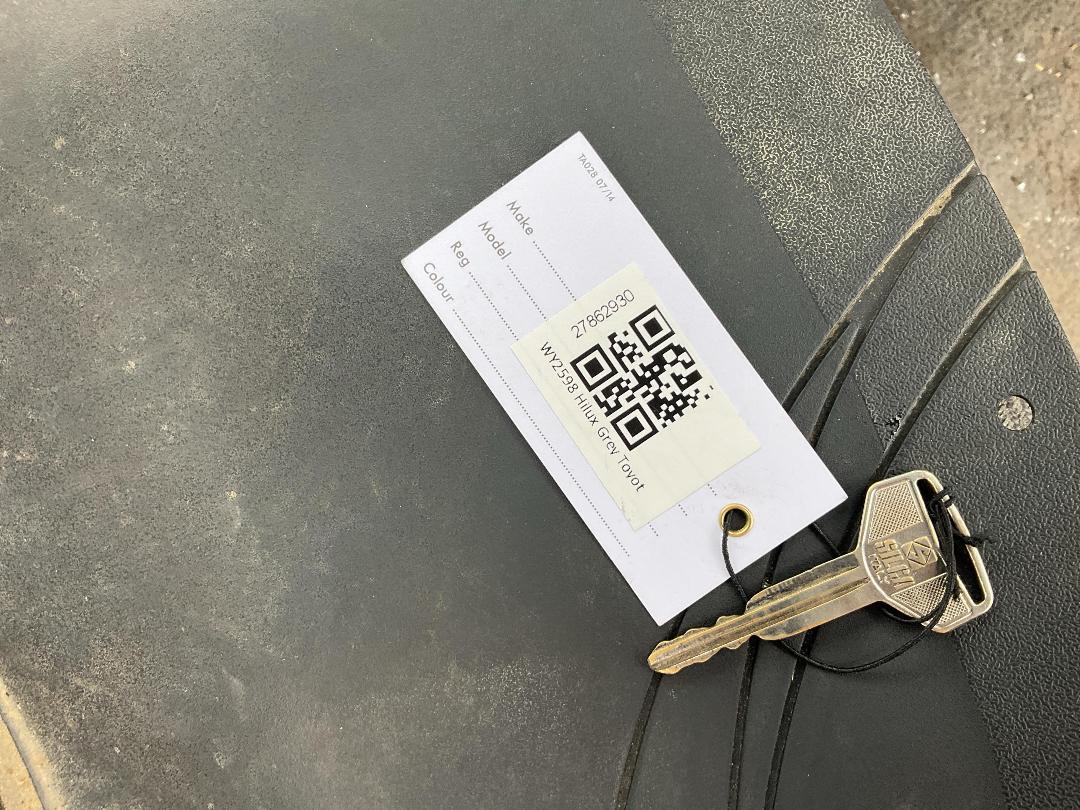 Photo '15' of Toyota Hilux Surf SR Photo '15' of Toyota Hilux Surf SR