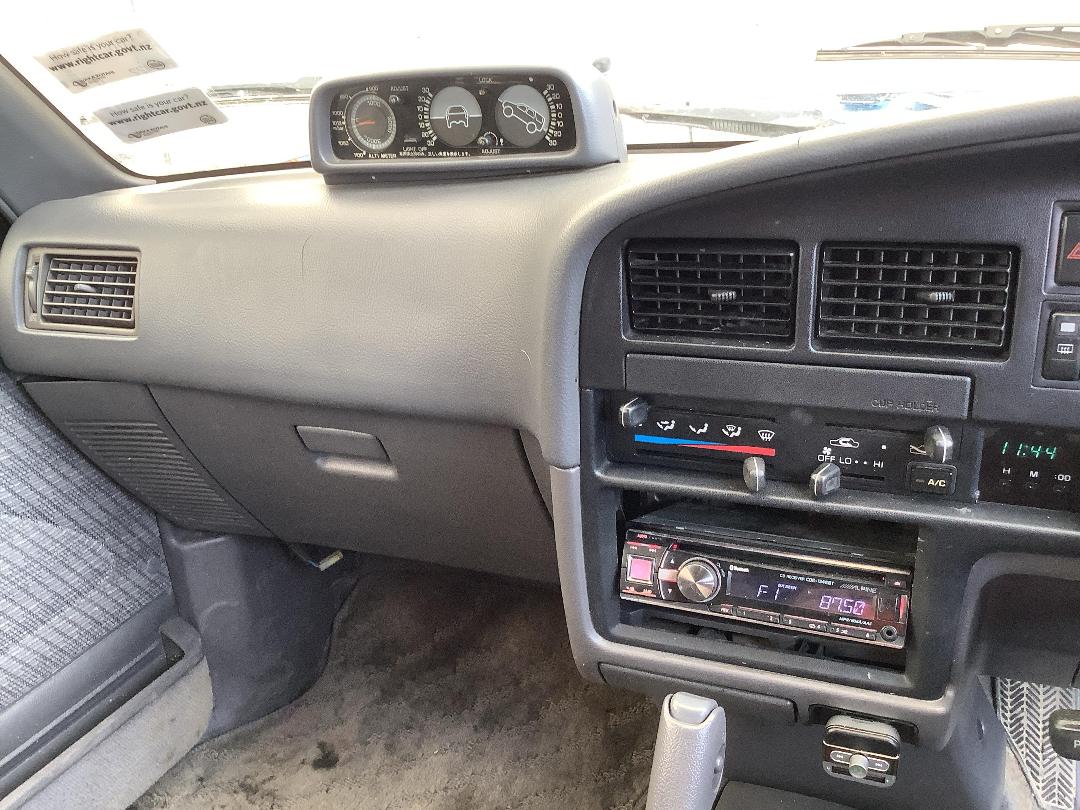 Photo '16' of Toyota Hilux Surf