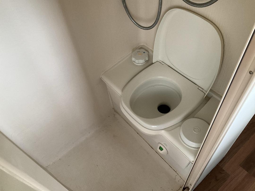 Photo '25' of Hino Rainbow RB1WG Motorhome