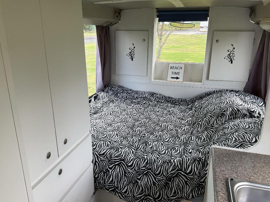 Photo '35' of Hino Rainbow RB1WG Motorhome