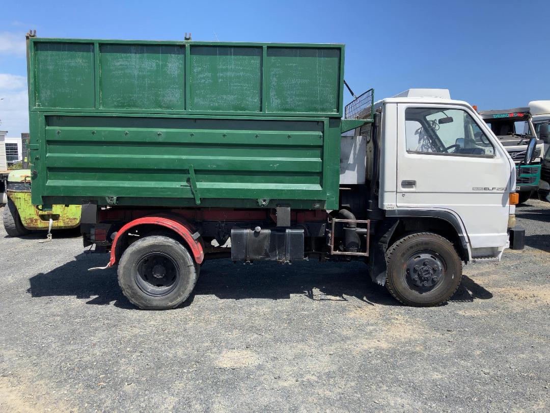Photo '3' of Isuzu ELF Tipper