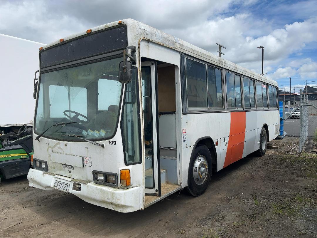 Photo '10' of Isuzu Journey Bus