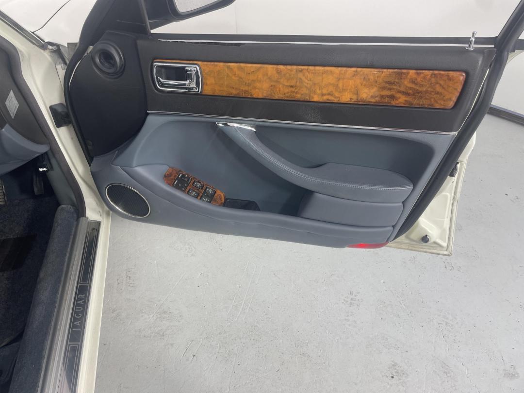 Photo '15' of Jaguar XJ12