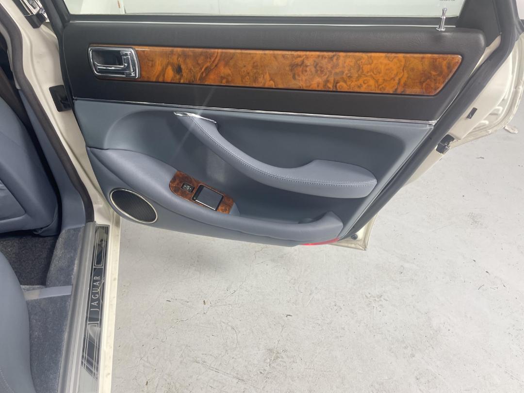 Photo '19' of Jaguar XJ12