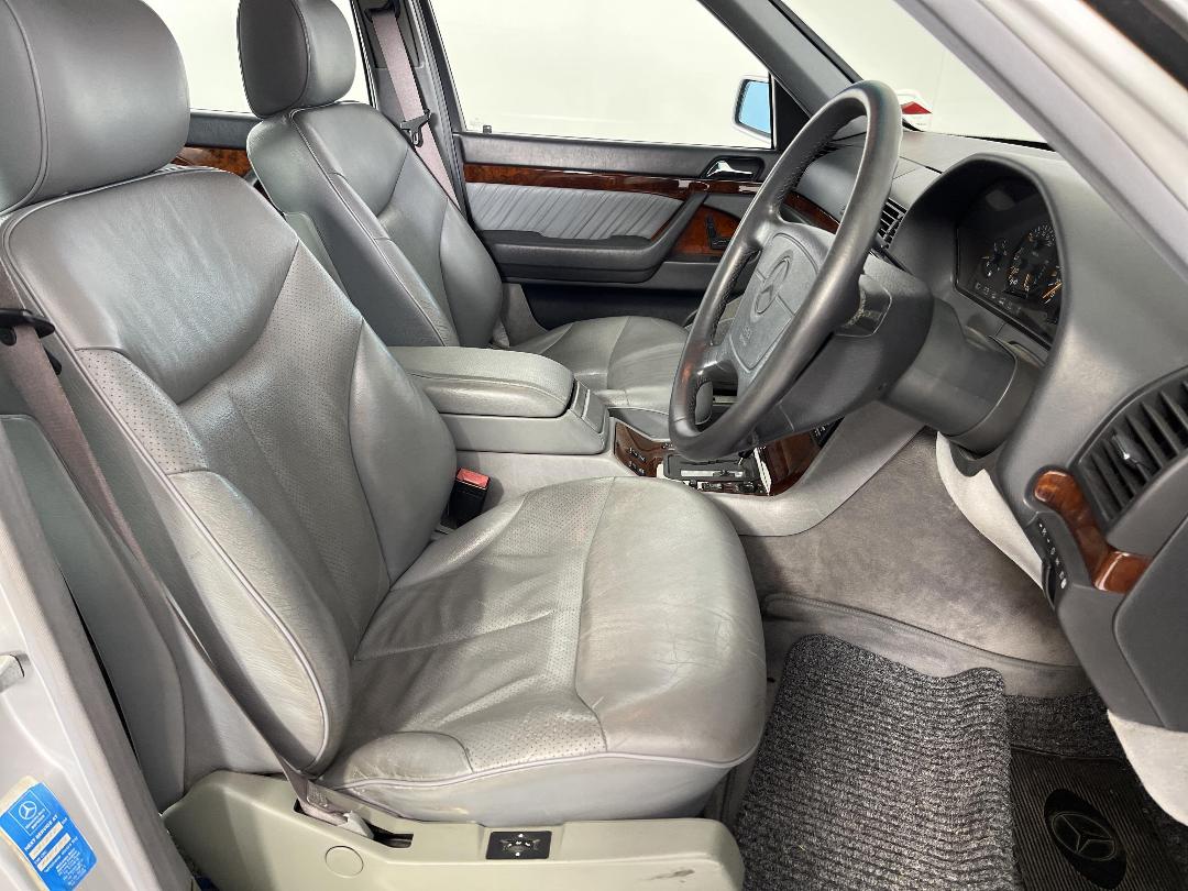 Photo '16' of Mercedes-Benz 320