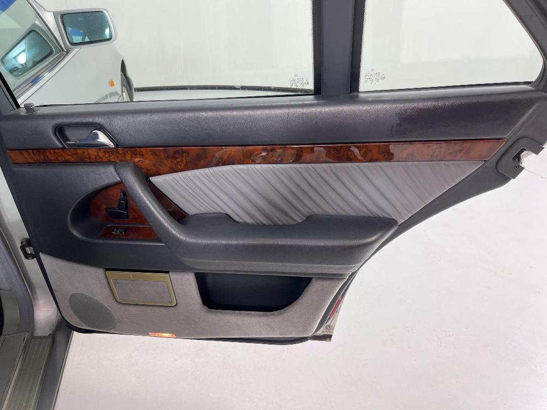 Photo '19' of Mercedes-Benz 320