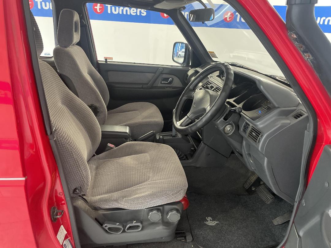 Photo '16' of Mitsubishi Pajero Photo '16' of Mitsubishi Pajero