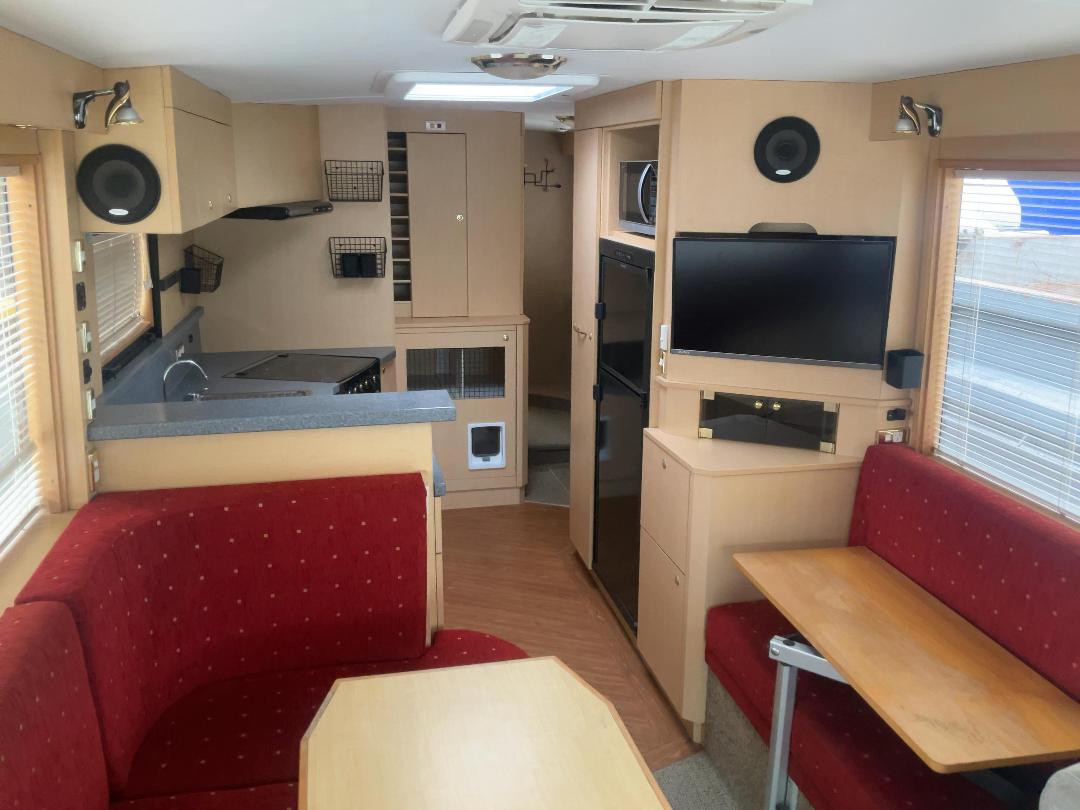 Photo '30' of Nissan Diesel Motorhome