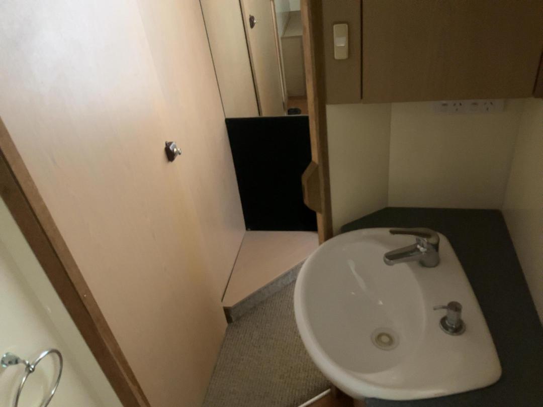 Photo '33' of Nissan Diesel Motorhome