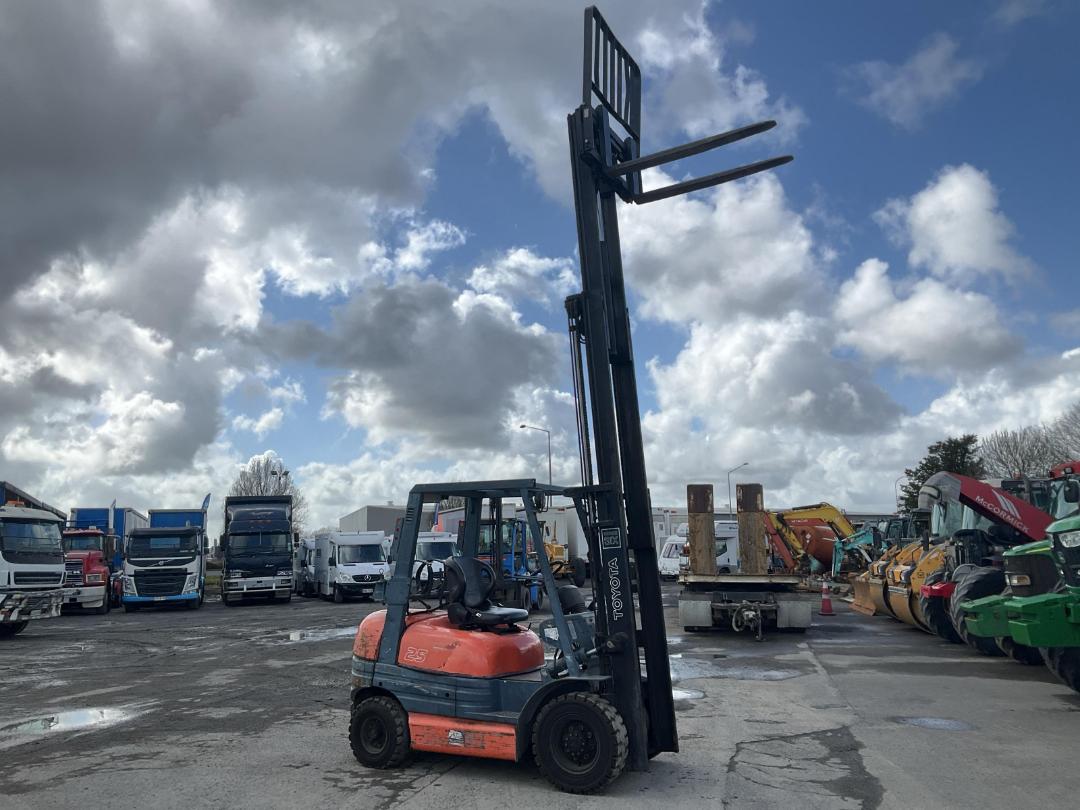 Photo '3' of Toyota 42-6FG25 Forklift Photo '3' of Toyota 42-6FG25 Forklift