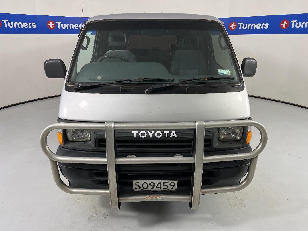 Photo '2' of Toyota Hiace 2.4ZR SR5