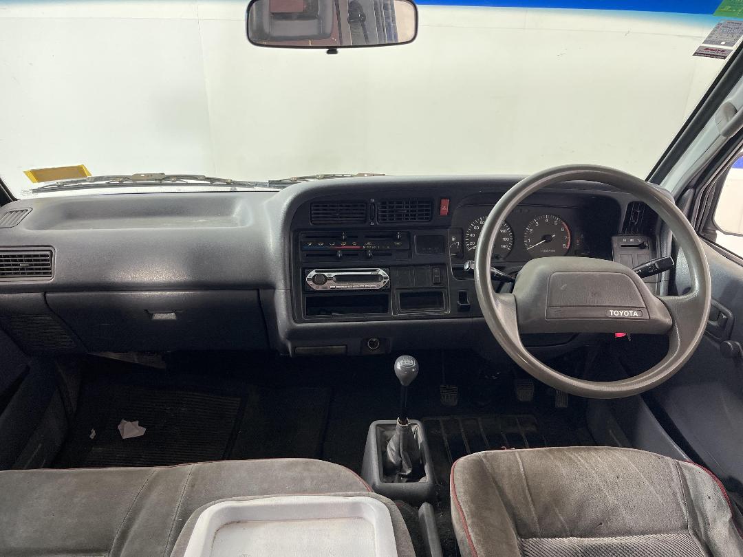 Photo '17' of Toyota Hiace 2.4ZR SR5