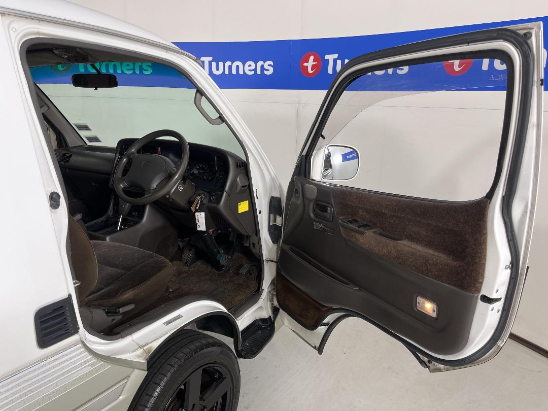 Photo '15' of Toyota Hiace