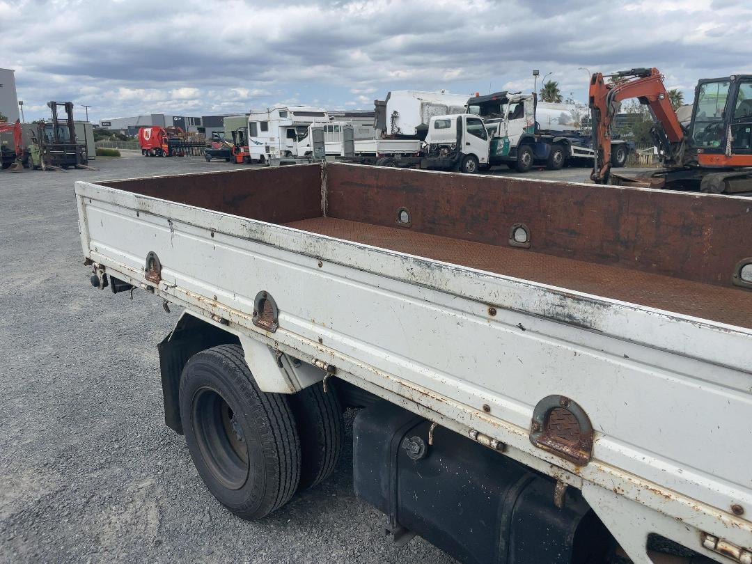 Photo '19' of Isuzu ELF 4x2 Flat Deck