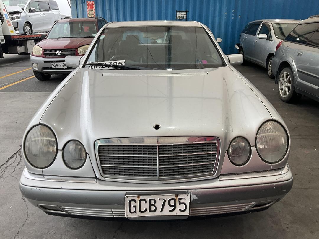 Photo '2' of Mercedes-Benz E200
