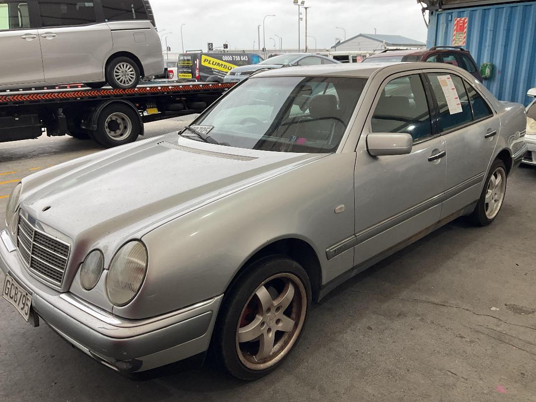 Photo '3' of Mercedes-Benz E200