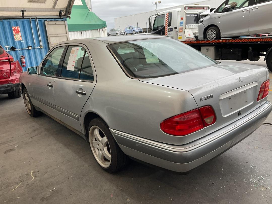 Photo '4' of Mercedes-Benz E200