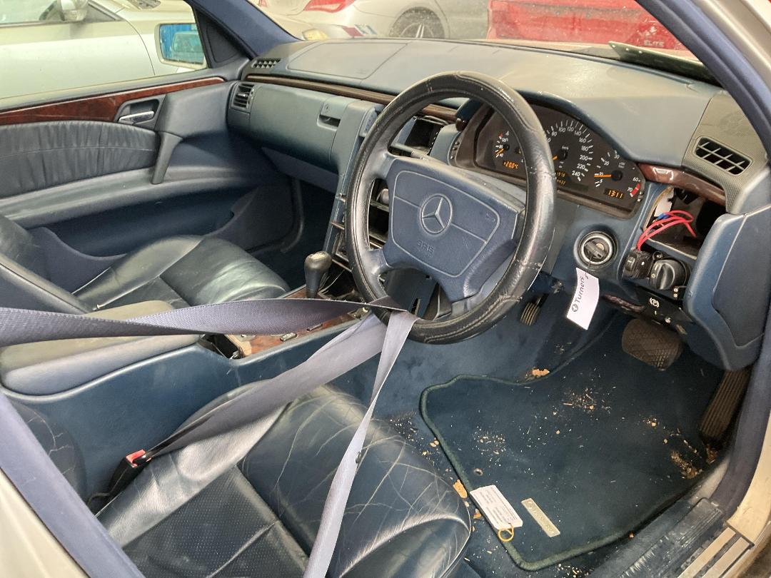 Photo '7' of Mercedes-Benz E200