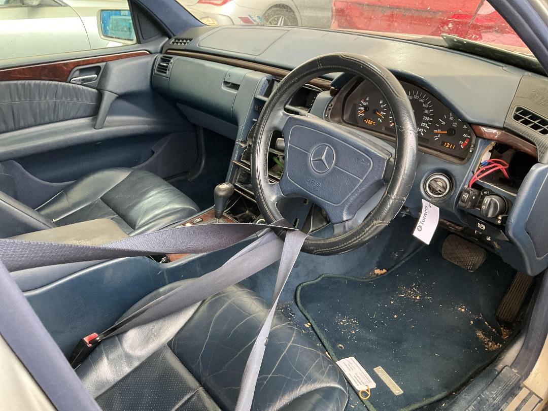 Photo '8' of Mercedes-Benz E200