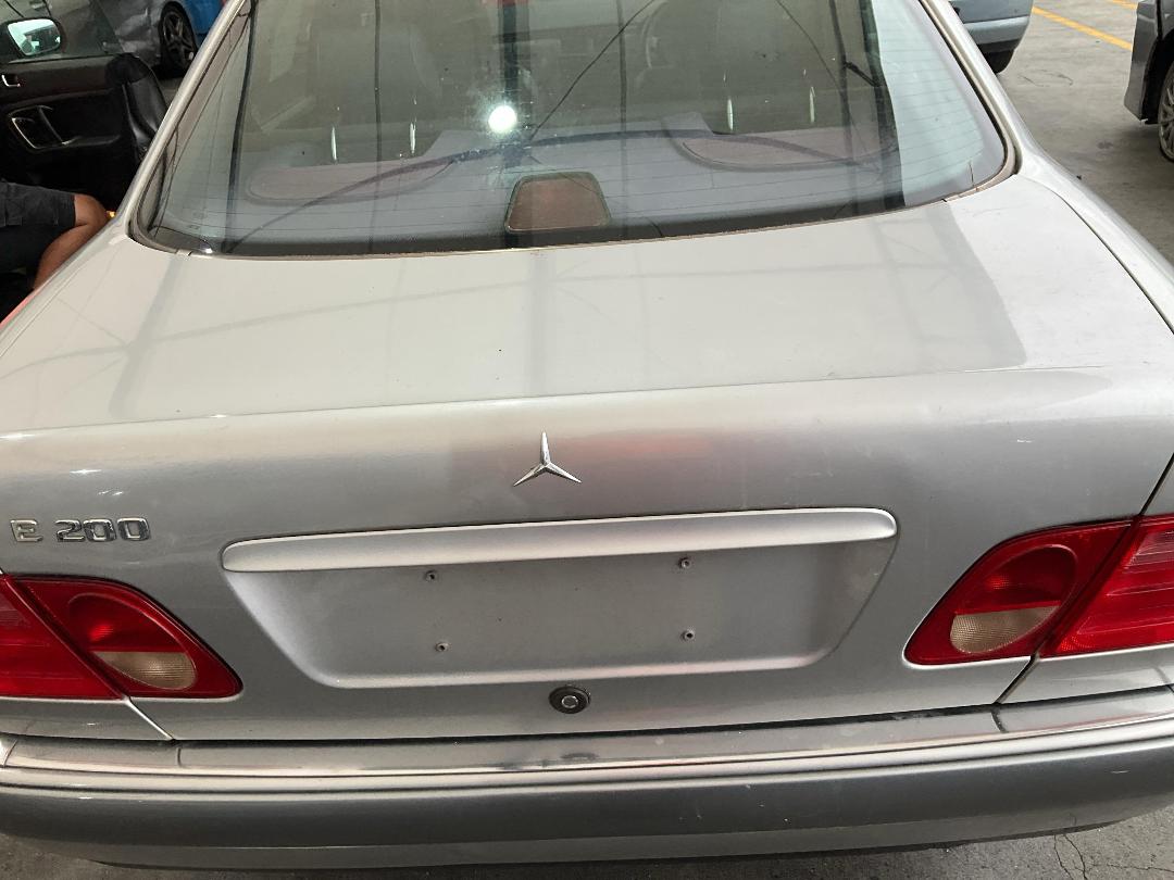 Photo '24' of Mercedes-Benz E200