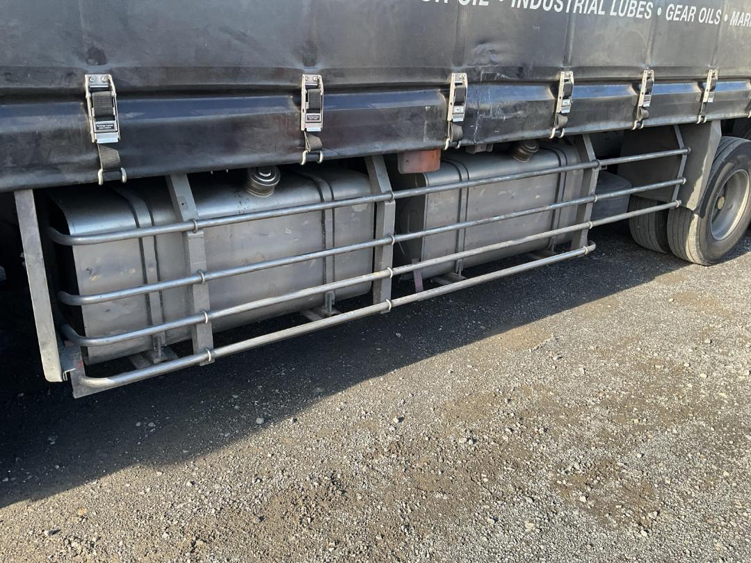 Photo '37' of Mitsubishi Fuso FS410US Curtainsider