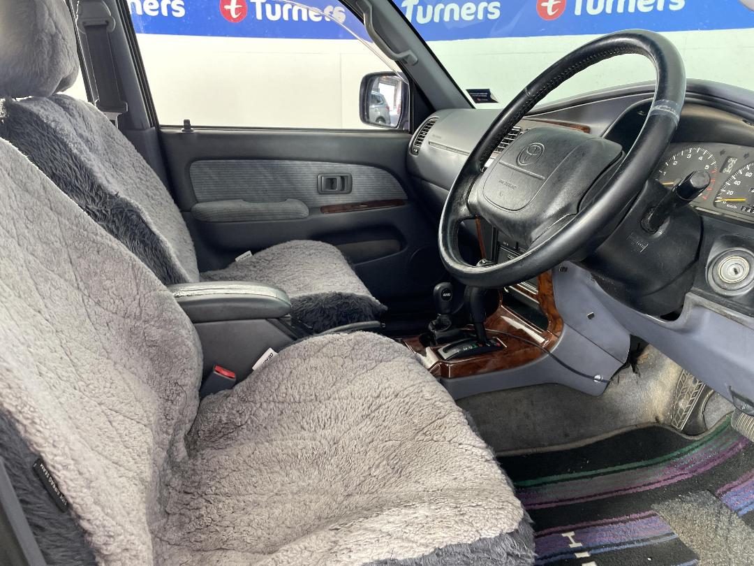 Photo '16' of Toyota Hilux