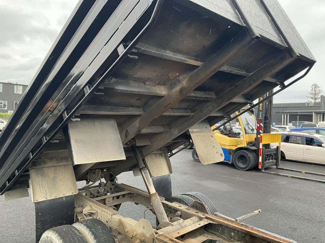 Photo '27' of Isuzu ELF 450 Tipper