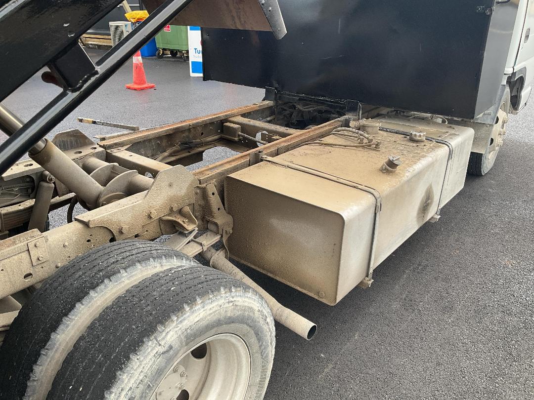 Photo '30' of Isuzu ELF 450 Tipper