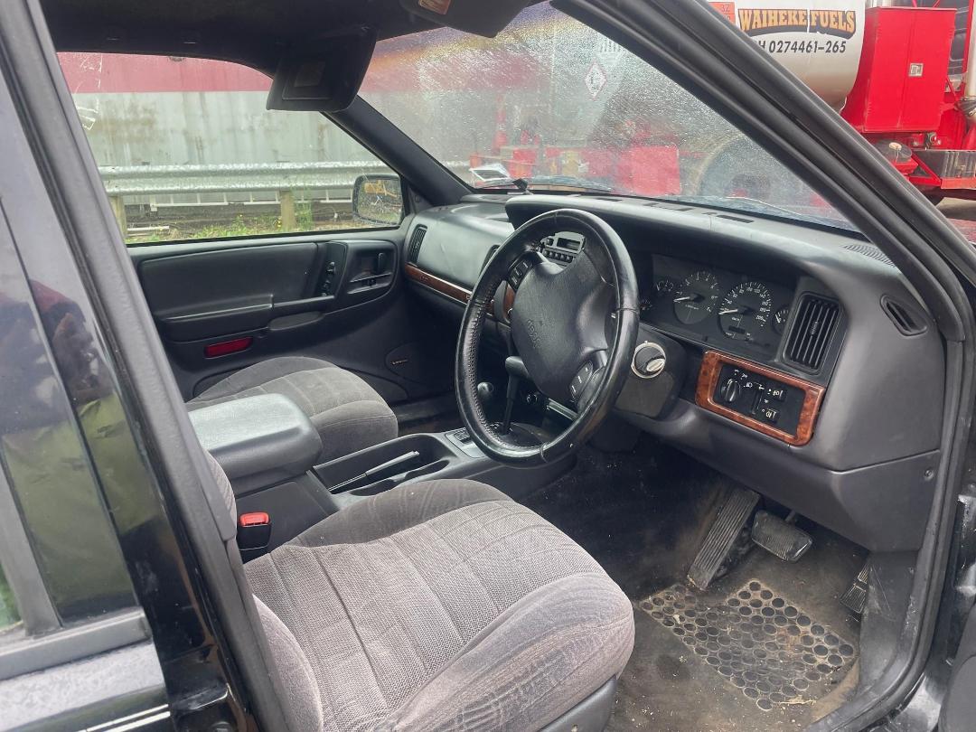 Photo '3' of Jeep Laredo