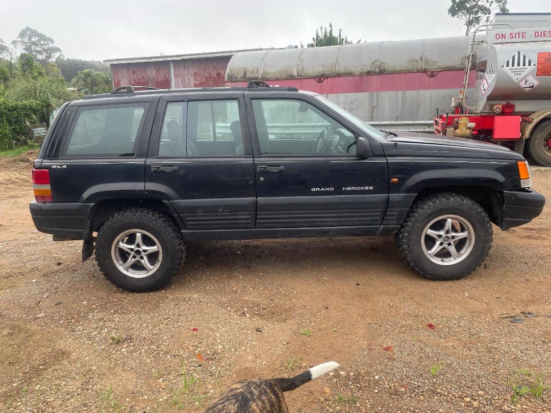 Photo '4' of Jeep Laredo