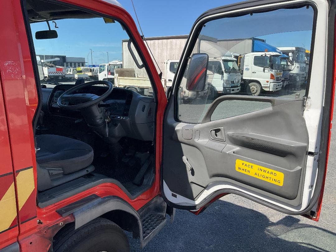 Photo '11' of Mitsubishi Canter 3.5T D/CAB Fire Appliance Photo '11' of Mitsubishi Canter 3.5T D/CAB Fire Appliance
