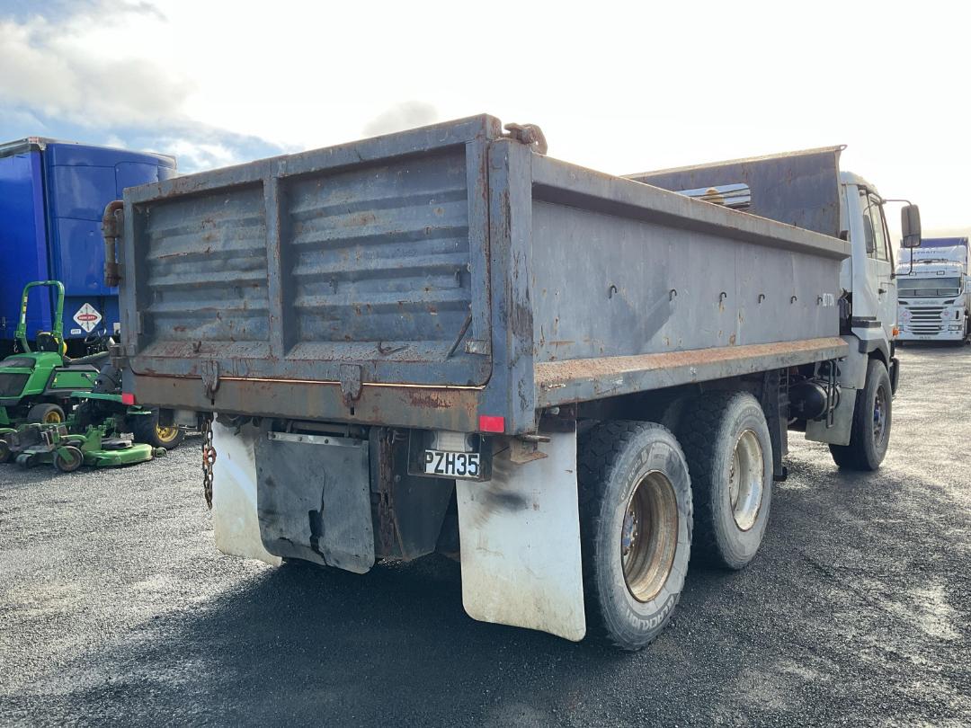 Photo '4' of Nissan Diesel CW380 MIKADO SWB 6X4 Tipper