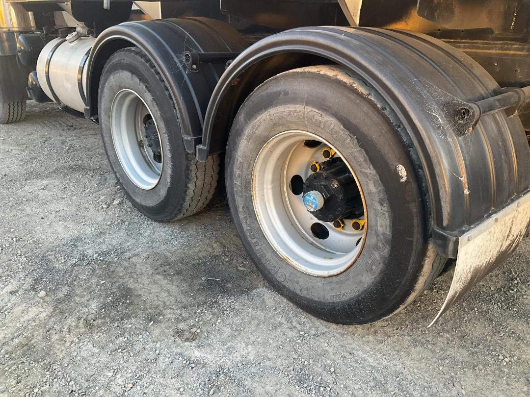 Photo '51' of Nissan Diesel CW380 Tanker Photo '51' of Nissan Diesel CW380 Tanker