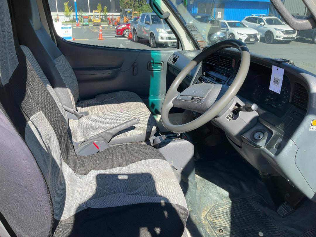 Photo '16' of Toyota Hiace Photo '16' of Toyota Hiace