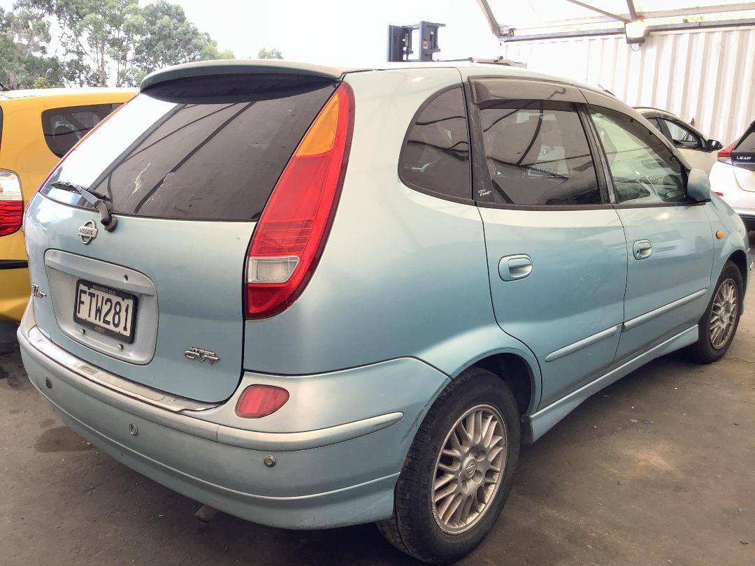 Photo '4' of Nissan Tino