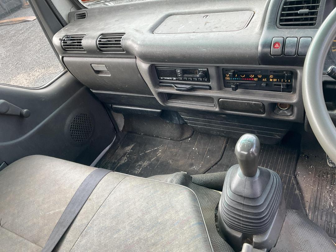 Photo '17' of Isuzu ELF Flat Deck Photo '17' of Isuzu ELF Flat Deck