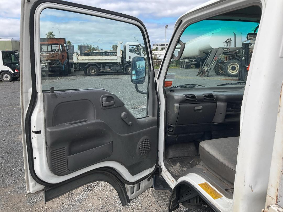 Photo '20' of Isuzu ELF Flat Deck Photo '20' of Isuzu ELF Flat Deck