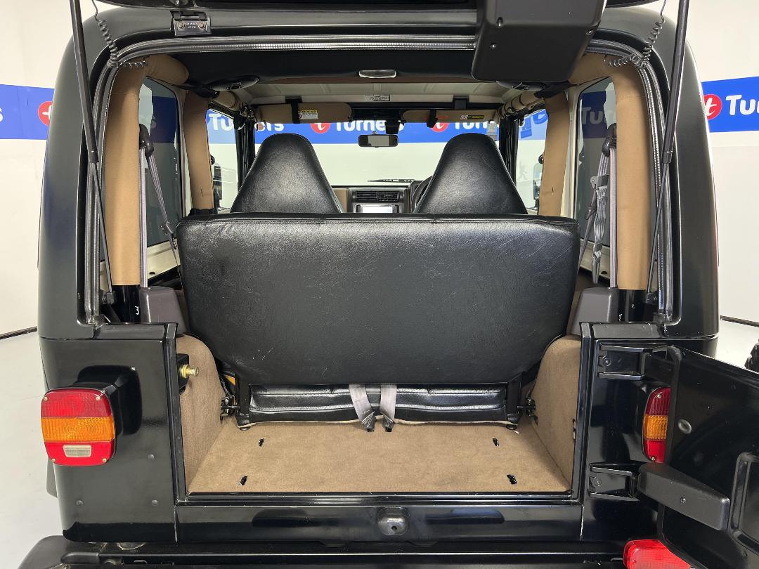 Photo '21' of Jeep Wrangler