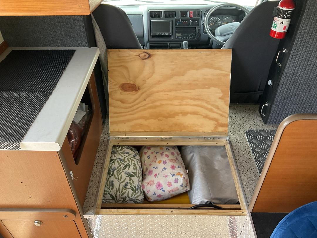 Photo '18' of Toyota Dyna Motorhome